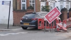 Στο Λονδίνο έκλεισαν δρόμο για έργα και οι οδηγοί «καβάλησαν» τα πεζοδρόμια (vid)