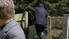 O Μπέκαμ πήγε στο ντεμπούτο του γιου του, θαυμαστές τον πολιορκούσαν και πήδηξε φράχτη για να ξεφύγει! (vid)