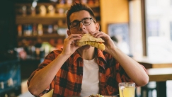 Αυτές είναι οι ιδανικές ώρες για να φας μέσα στην ημέρα, σύμφωνα με την επιστήμη