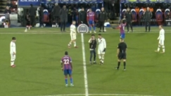 Οπαδός διέκοψε το Κρίσταλ Πάλας - Μάντσεστερ Γιουνάιτεντ για να βγάλει μια selfie με τον Κασεμίρο (vid)