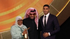 Ο Χακίμι αναδείχθηκε Άραβας αθλητής της χρονιάς και παρέλαβε το βραβείο με τη μητέρα του