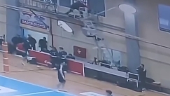 Κινδύνεψε δημοσιογράφος πέφτοντας από σκάλα όταν κατέβαινε από το σημείο μετάδοσης αγώνα Volley League (vid)