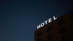 Το ξενοδοχείο στο οποίο μπορείς να κοιμηθείς σε δύο διαφορετικές χώρες ταυτόχρονα