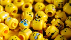 Έξι επιστήμονες έφαγαν κομμάτια Lego για επιστημονικούς λόγους: Το αποτέλεσμα της έρευνας (vid)