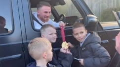 Τυχερά πιτσιρίκια συνάντησαν τον Αλέξις Μακ Άλιστερ και τους έδειξε το μετάλλιο του Μουντιάλ (vid)