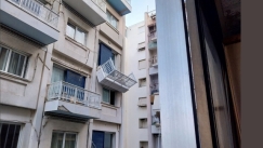 Μπαλκόνι σε ξενοδοχείο στην Συγγρού αποκολλήθηκε και κρέμεται στον αέρα