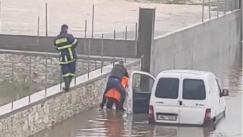 Πυροσβέστης στην Ηγουμενίτσα πήρε στην πλάτη του οδηγό για να τον απεγκλωβίσει από πλημμυρισμένο δρόμο (vid)