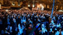 Πλήθος κόσμου κάθε ηλικίας στη μεγάλη συναυλία των καλλιτεχνών έξω από το Rex