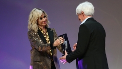 Ο Ιβάν Γιοβάνοβιτς παρέλαβε το βραβείο του Προπονητή της Χρονιάς από την Άννα Βίσση