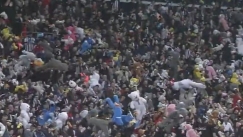 Οι οπαδοί της Μπεσίκτας πέταξαν κουκλάκια στον αγωνιστικό χώρο για να δοθούν σε παιδιά από τις σεισμόπληκτες περιοχές (vid)