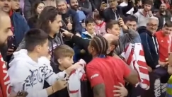 Ο Κάνααν... χάθηκε στις αγκαλιές των φιλάθλων του Ολυμπιακού (vid)