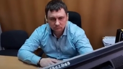 Ρώσος βουλευτής κρέμασε μακαρόνια στα αυτιά για «τις μπούρδες του Πούτιν» (vid)