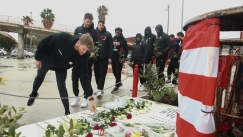 Η ομάδα μπάσκετ του Ολυμπιακού τίμησε τα θύματα της Θύρας 7