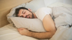 Ειδικοί εξηγούν τους λόγους για τους οποίους δεν πρέπει να κοιμάται κανείς γυμνός