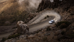 Ο Μαρκ Ουέμπερ έφθασε στην Τασμανία με την Porsche Taycan Cross Turismo (vid)
