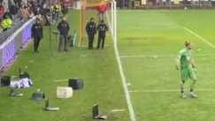 Πυροτεχνήματα, καρεκλάκια σε τερματοφύλακα και διακοπή στο Γκο Αχέντ Ιγκλς - Τβέντε (vid)