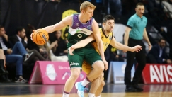 Ο Αλμπέρτο Ντίαθ μαρκάρεται από τον Βασίλη Ξανθόπουλο στο ματς της ΑΕΚ με τη Μάλαγα.