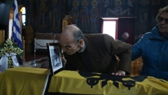Κηδεία Παπαϊωάννου: Συνεντριμμένος ο Αντώνης Αντωνιάδης στον αποχαιρετισμό του στον «Μίμη» (vid)