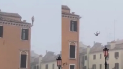 Απερίσκεπτη συμπεριφορά στη Βενετία: Οι αρχές αναζητούν άτομο που πήδηξε από κτίριο στο κανάλι (vid)