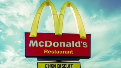 Παράξενη θεωρία κάνει λόγο για κρυφό νόημα ερωτικού περιεχομένου πίσω από το λογότυπο των McDonald's