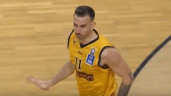 Ο Βλάντο Γιάνκοβιτς δείχνει ότι ο Μάριους Γκριγκόνις είναι μικρός για να τον μαρκάρει.