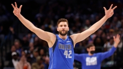 Ο Μαξ Κλέμπερ σόκαρε τους Λέικερς με τρίποντο στο φινάλε