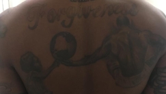 Το τατουάζ του Αϊζάια Μάιλς στην πλάτη του.
