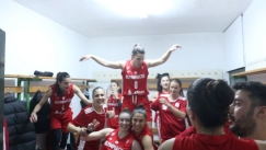 Οι παίκτριες του Ολυμπιακού πανηγυρίζουν