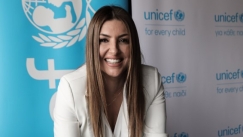 Έλενα Παπαρίζου: «Όλα τα παιδιά γεννιούνται άφυλα, είχα και εγώ αμφιβολίες στα 13 μου για τη σεξουαλικότητά μου» (vid)