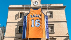 Μία γιγαντιαία φανέλα του Πάου Γκασόλ στο Δημαρχείο του Σαντ Μπόι