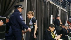 Το φύλλο αγώνα αναφέρει ότι η Τσαρούχα δέχθηκε φτύσιμο στο πρόσωπο