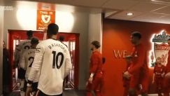 Ο Βέγκχορστ ακούμπησε την επιγραφή του «This is Anfield» πριν από το Λίβερπουλ-Γιουνάιτεντ κι έβαλε... φωτιά στο twitter (vid)