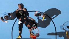 Ο Γουέστμπρουκ ξαπλωμένος στο παρκέ