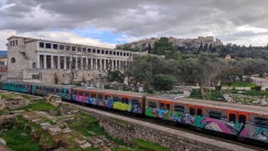 «Δεν μπορώ να πιώ νερό, είναι πολύ δύσκολο»: Συγκλονίζει ο 18χρονος που δέχτηκε αιματηρή επίθεση με μαχαίρι στην Ακρόπολη