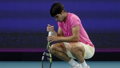 Ο Κάρλος Αλκαράθ σκυμμένος λόγω τραυματισμού