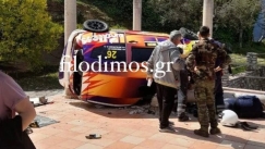 Αγωνιστικό αυτοκίνητο στο Αίγιο βγήκε εκτός δρόμου και έπεσε σε αυλή σπιτιού: Δύο τραυματίες