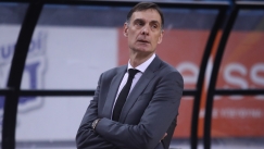 Ο Γιώργος Μπαρτζώκας στον πάγκο του Ολυμπιακού.