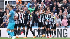 Οι παίκτες της Νιούκαστλ πανηγυρίζουν τον θρίαμβο επί της Τότεναμ