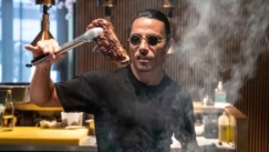 Πρώην υπάλληλος του Nusret ισχυρίζεται ότι ο SaltBae είπε στο προσωπικό να βγουν έξω και να παριστάνουν τους πελάτες
