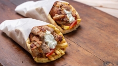 Ξέφυγαν οι τιμές στο σουβλάκι στα νησιά: Από 4,5 ευρώ σε Μύκονο και Ύδρα (vid)