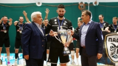 Ο Καραμπέτσος παραδίδει στον Ταχουρίδη το τρόπαιο