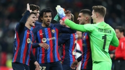 Ο Τερ Στέγκεν πανηγυρίζει με τους συμπαίκτες του