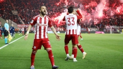 Ο Βαλμποευνά πανηγυρίζει τη νίκη του Ολυμπιακού επί του ΠΑΟΚ