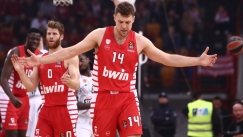 Ο Σάσα Βεζένκοβ με τη φανέλα του Ολυμπιακού.