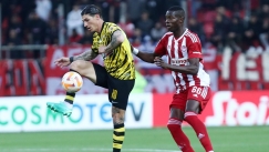 Ο Τσούμπερ κοντρολάρει την μπάλα με τον Σισέ να τον μαρκάρει