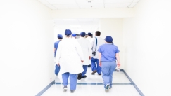 Νοσηλευτής πιάστηκε να παρακολουθεί ποδοσφαιρικό αγώνα τη στιγμή που έπαιρνε αίμα από ασθενή 