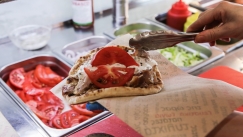 Λουκέτο σε γνωστό σουβλατζίδικο στη Θεσσαλονίκη μετά από 24 χρόνια: «Ντρέπομαι να πουλάω πέντε ευρώ το σάντουιτς»