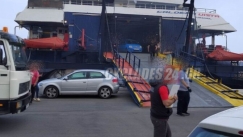 Απίστευτο παρκάρισμα αυτοκινήτου στο λιμάνι της Ερμούπολης: «Μπλόκαρε» τον κατάπλου πλοίου