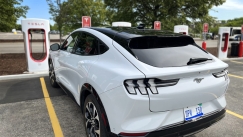 Τι δουλειά έχει μία ηλεκτρική Ford Mustang Mach-E σε φορτιστή Tesla;