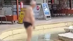 Ηλικιωμένος στο Ηράκλειο έβγαλε τα ρούχα του και μπήκε στο σιντριβάνι στα «λιοντάρια» με το εσώρουχο 